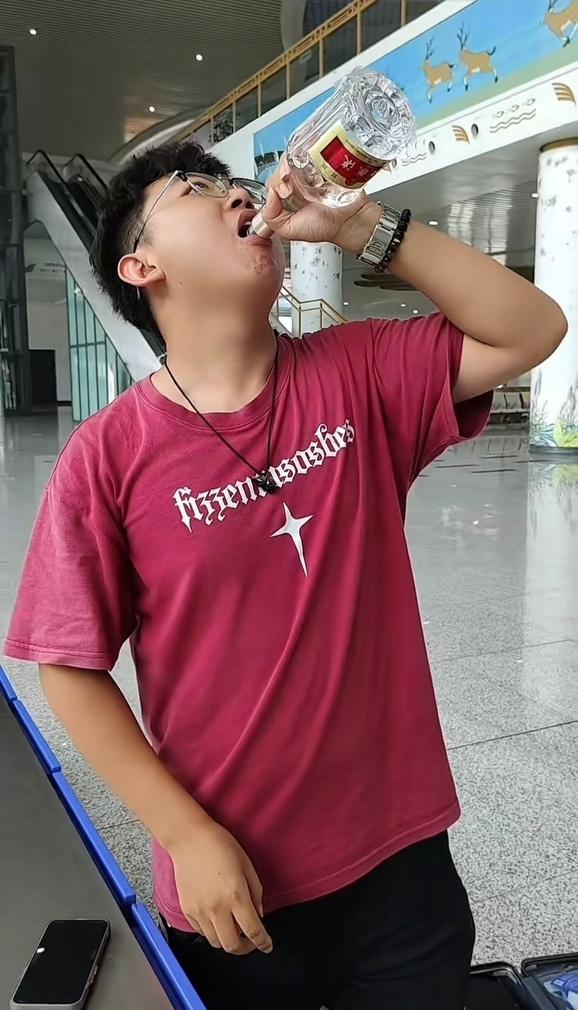 10大配资公司最新排名 山东小伙带已开封白酒进站被拦后当场喝完，回应：喝快酒伤身，能邮寄选择邮寄