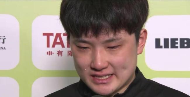 薛飞3比2淘汰张本智和 握拳怒吼庆祝 决胜局爆发逆转胜